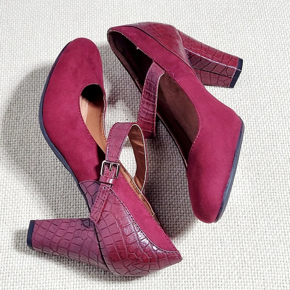 NWOT Cushion Walk by Avon Mary Jane Wine Pumps Women's (7) Croc Embossed / Suede